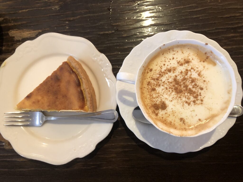 カフェGOTOの紅茶とケーキ