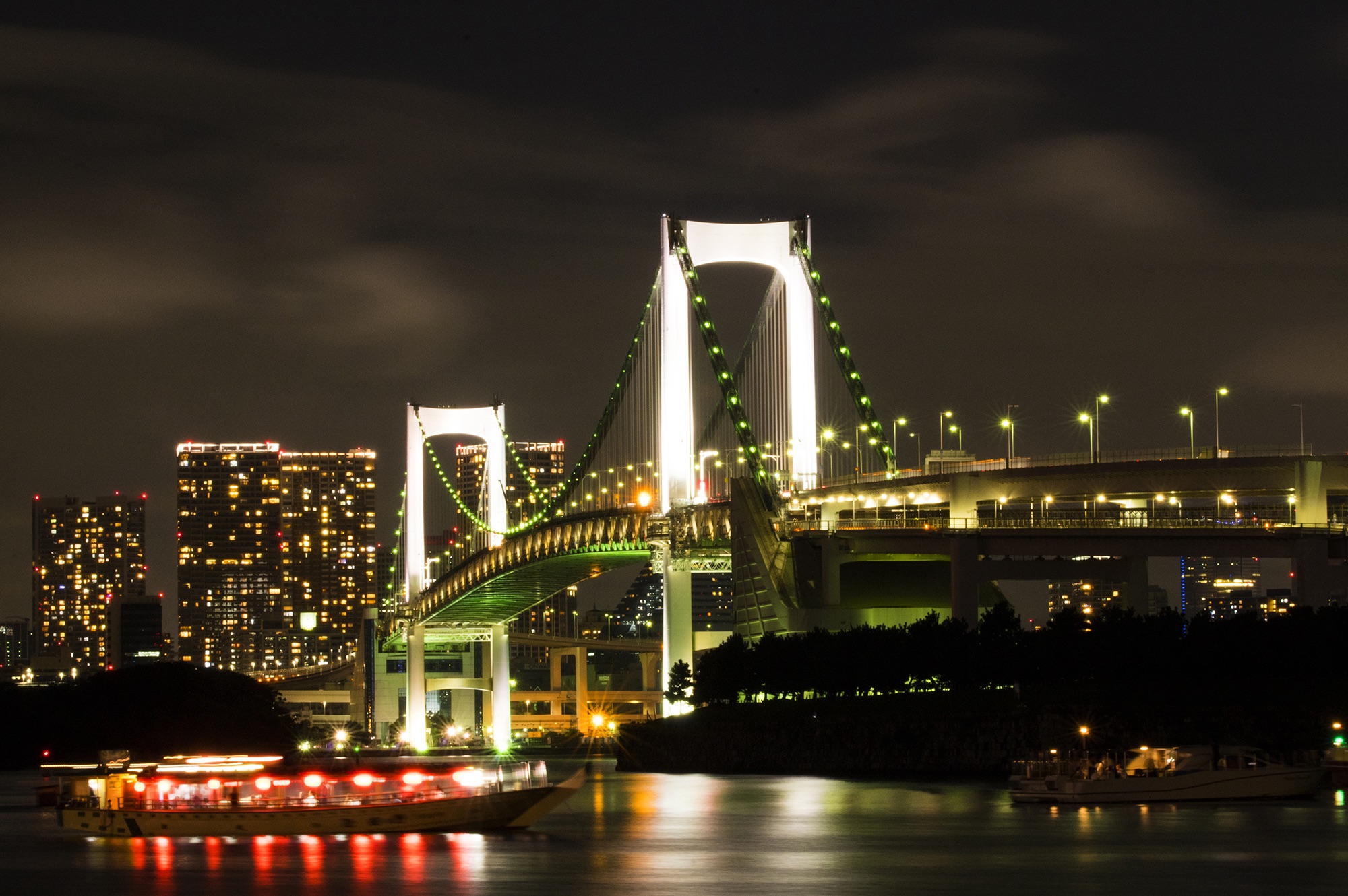 レインボーブリッジの美しい夜景