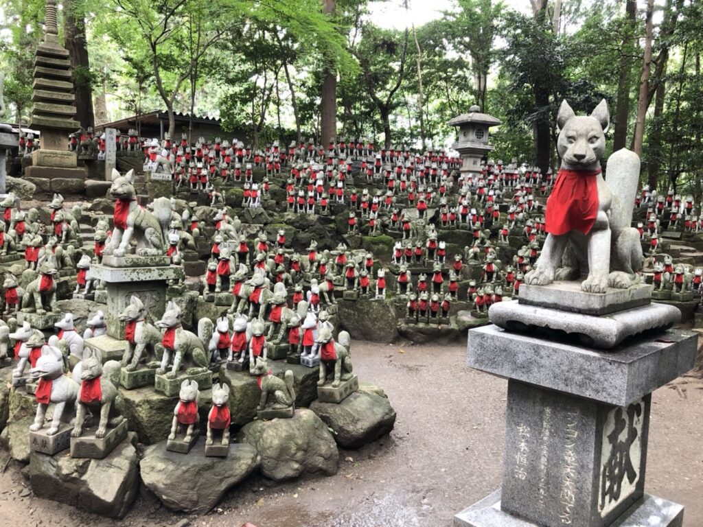 豊川稲荷の狐の石像