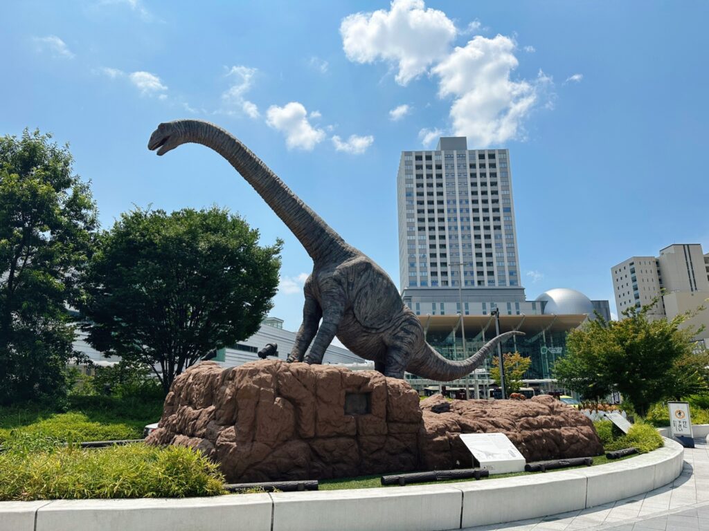 福井駅前の恐竜モニュメント