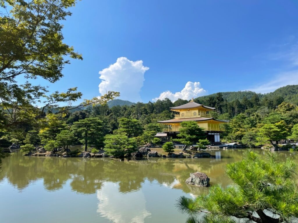 晴天の日の金閣寺