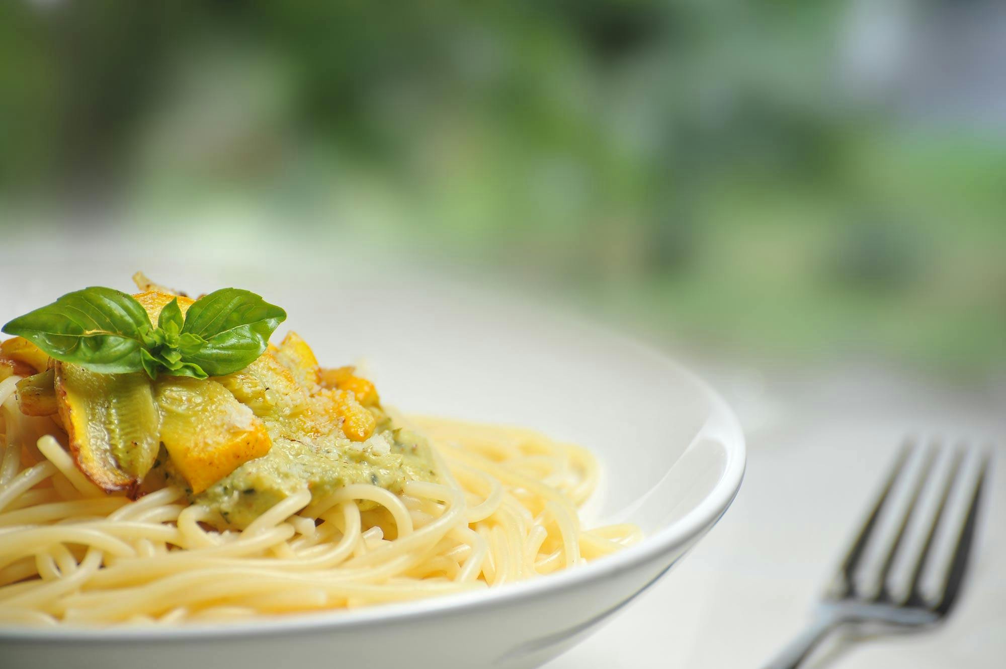 開放感のあるテラス席で食べる夏パスタ