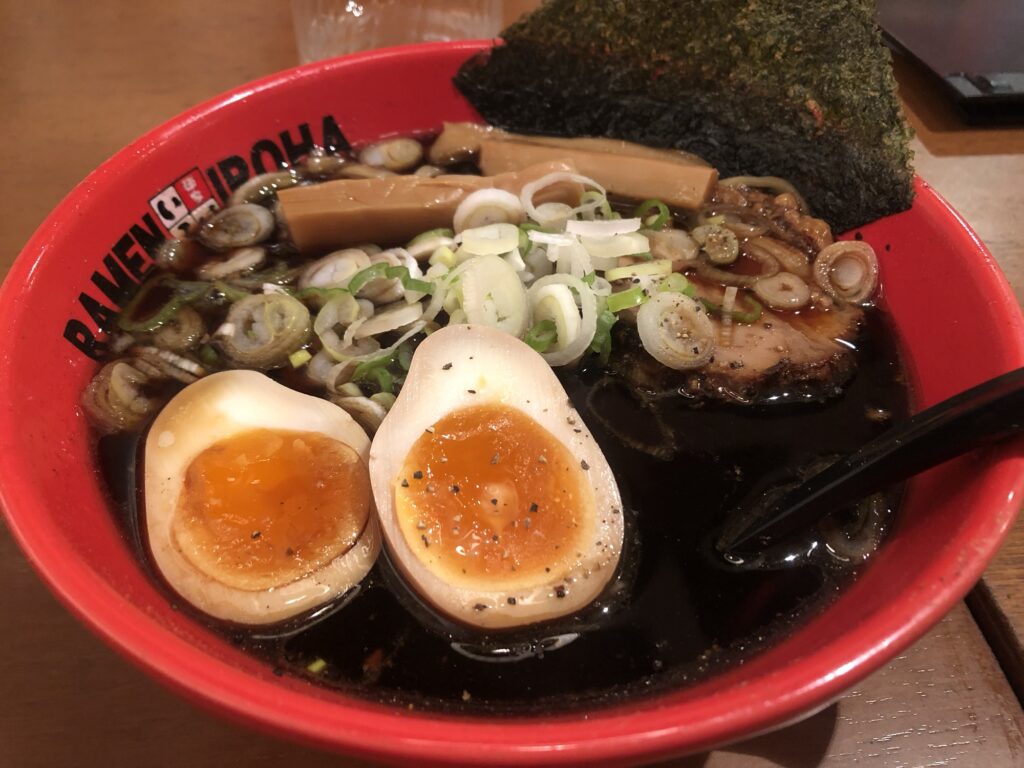 麺屋いろは CiC店の富山ブラックラーメン