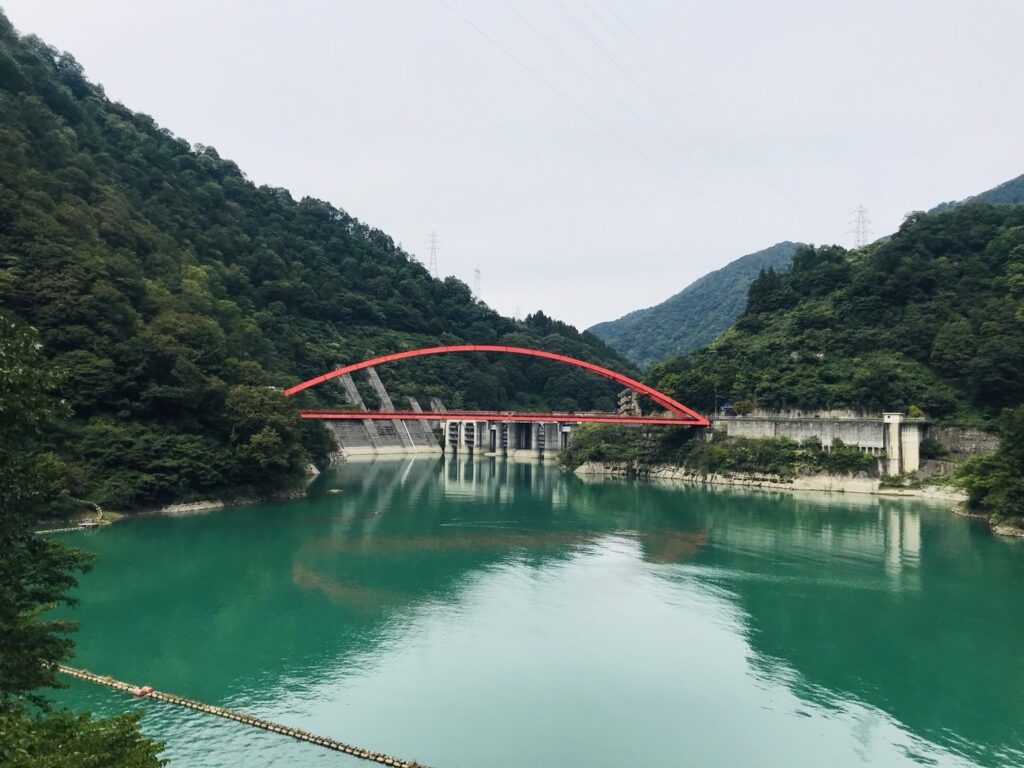 黒部峡谷トロッコ列車からの景色